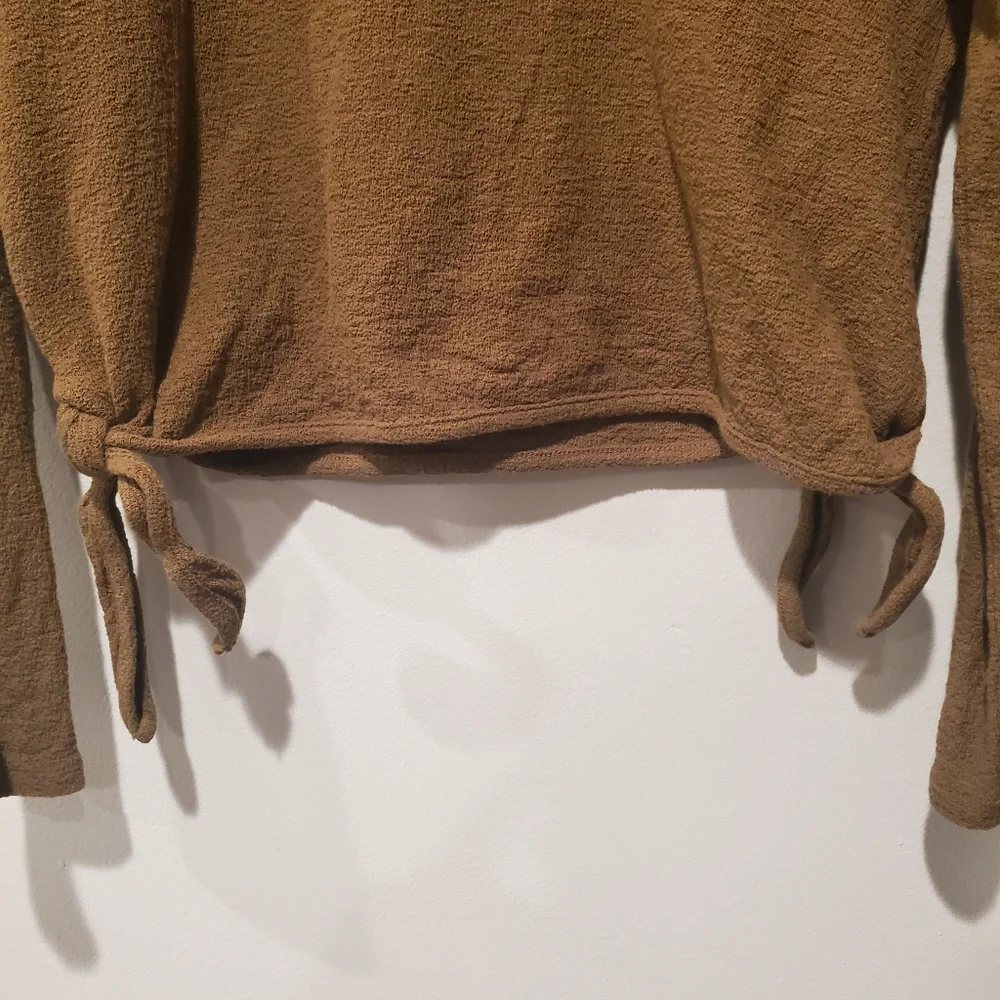 Madell Texture & Thread Top - Picture 4 of 7
